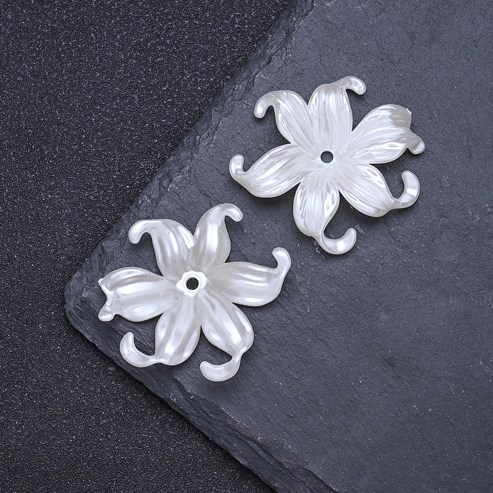 40x45mm White Acrylic Waterweed Flower Beads